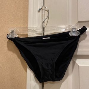 Bikini bottom with braided design on sides